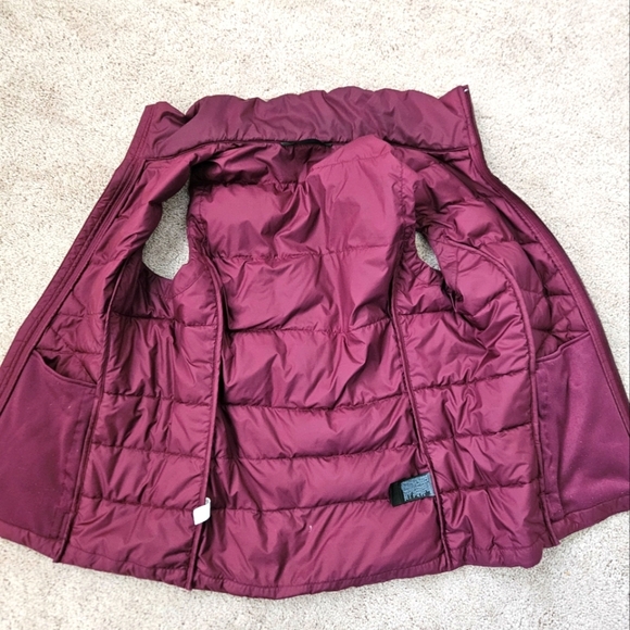 The Northface Women's 550 Maroon Puffer Vest size Small - Picture 3 of 5